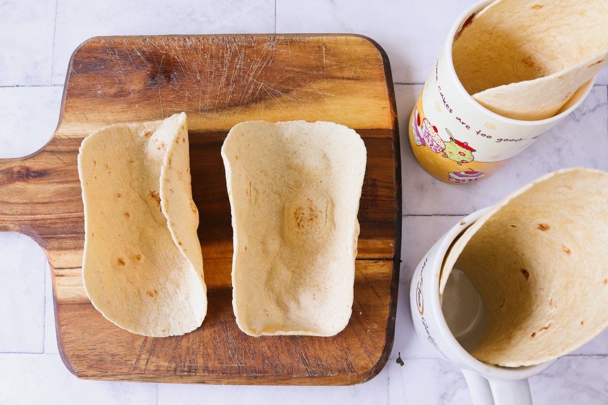 Cocinar las tortitas para los tacos de pollo