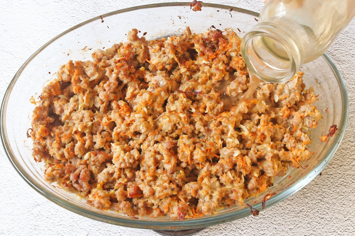 Cocinar las verduras con la carne picada para la boloñesa de los canelones en freidora de aire