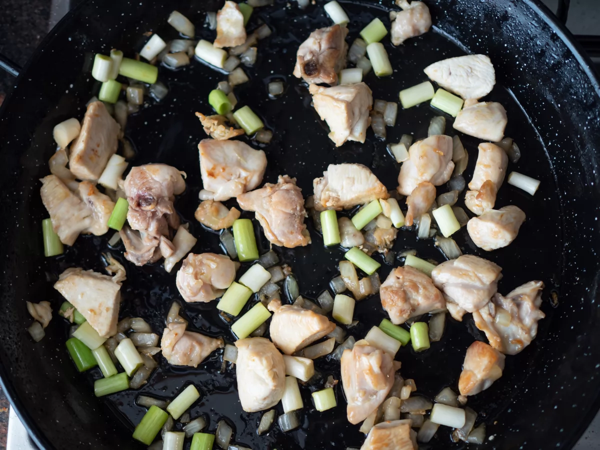 Fideuá de pollo 5 Cocinar los ajos tiernos para la fideuá de pollo