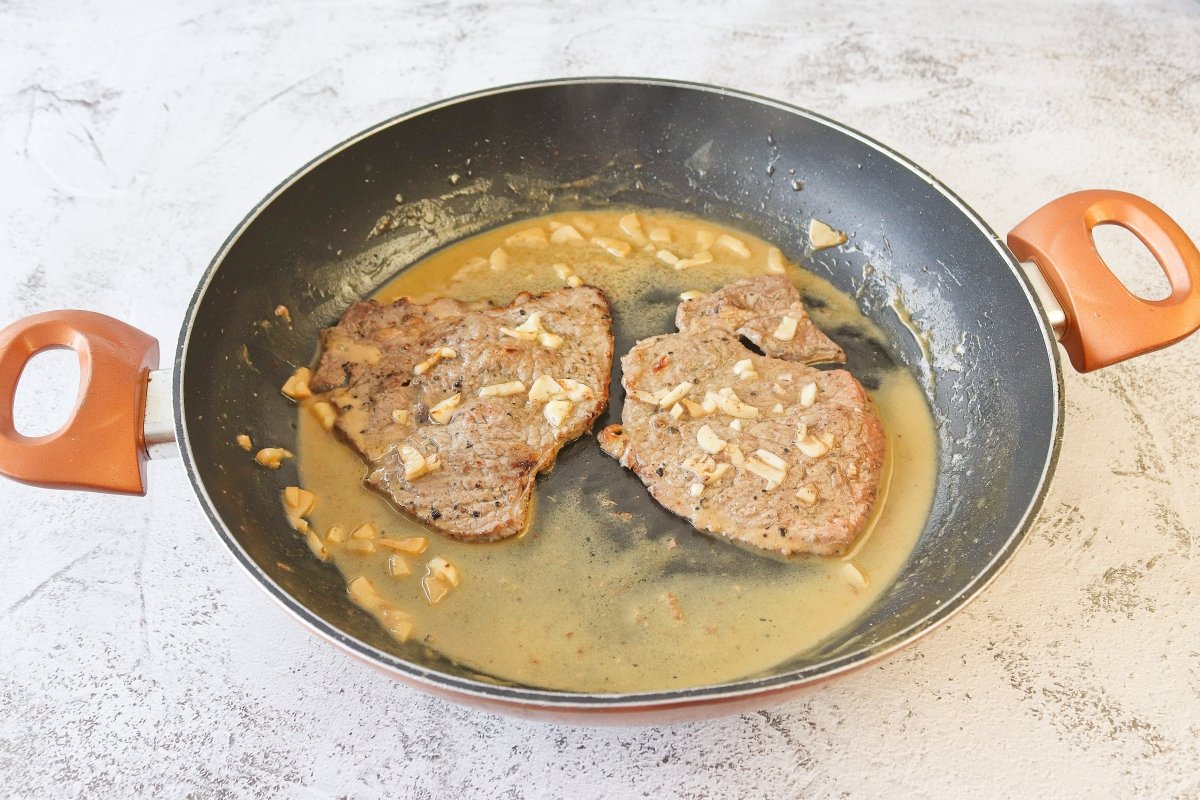 Cocinar los filetes en la salsa del prego no prato