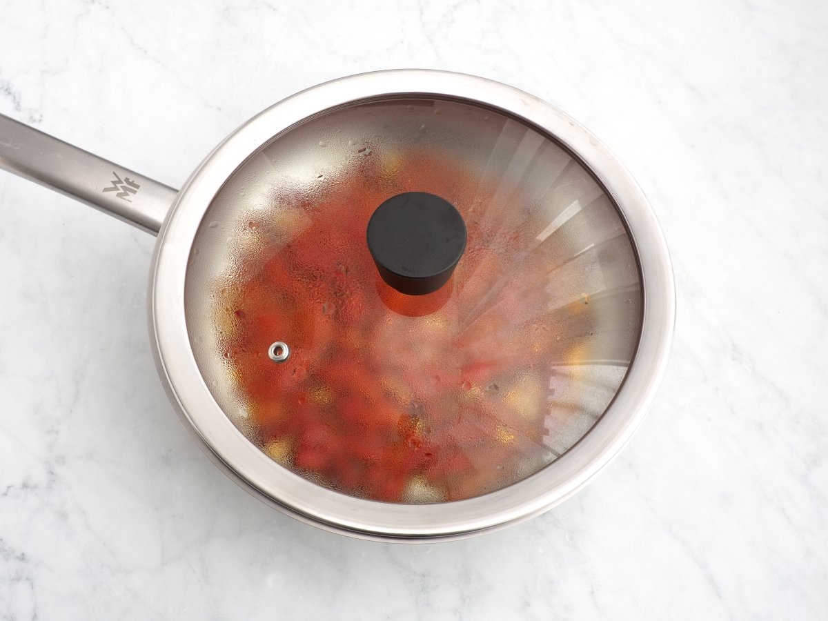 Cocinar los pimientos con la sartén tapada