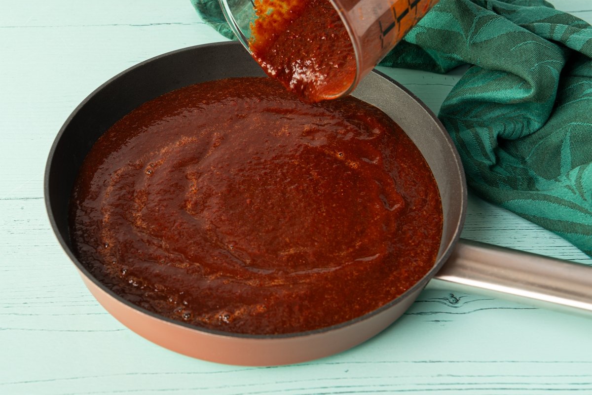 Cocinar salsa de chiles para el pozole rojo a fuego bajo