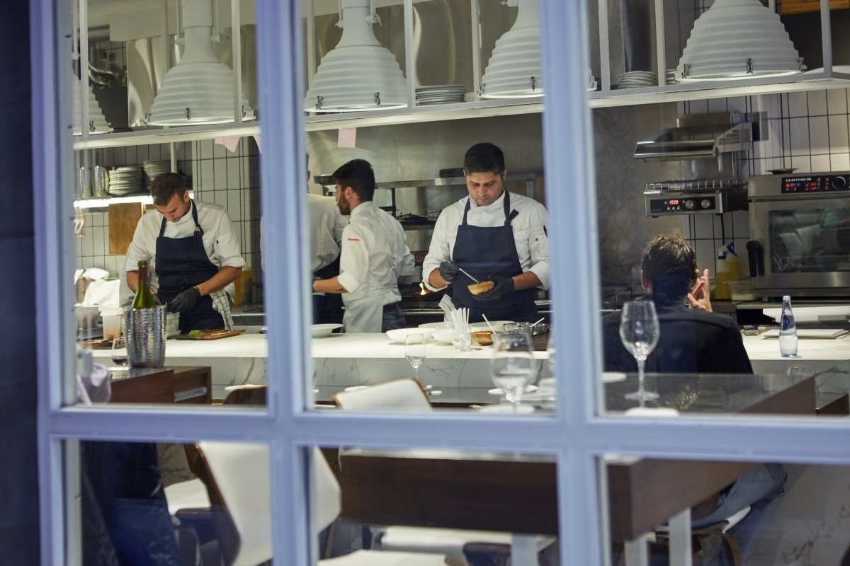 Cocineros trabajando en el restaurante Cañabota en Sevilla