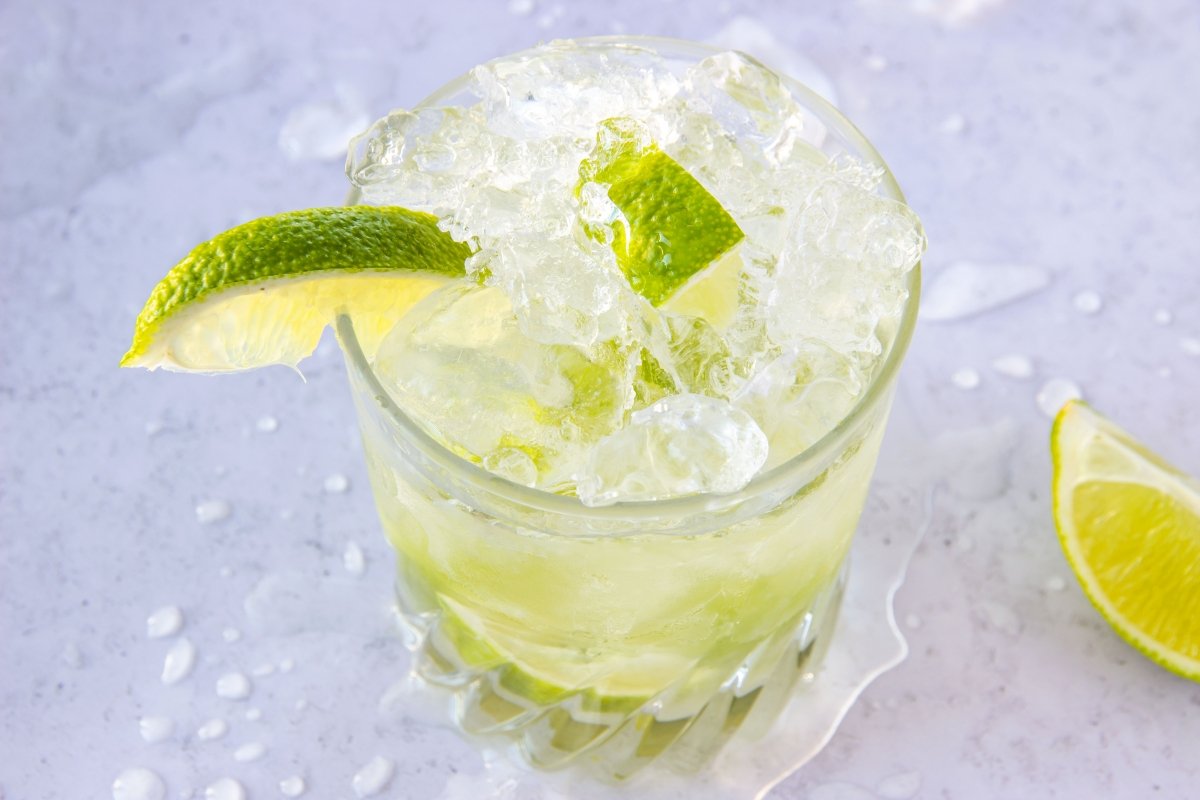 Cóctel caipirosca con hielo picado