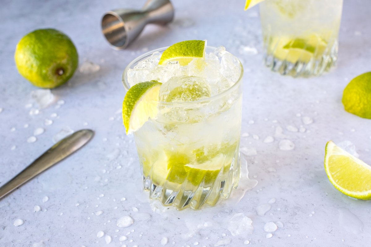 Caipiroska cocktail with lime, vodka and sugar