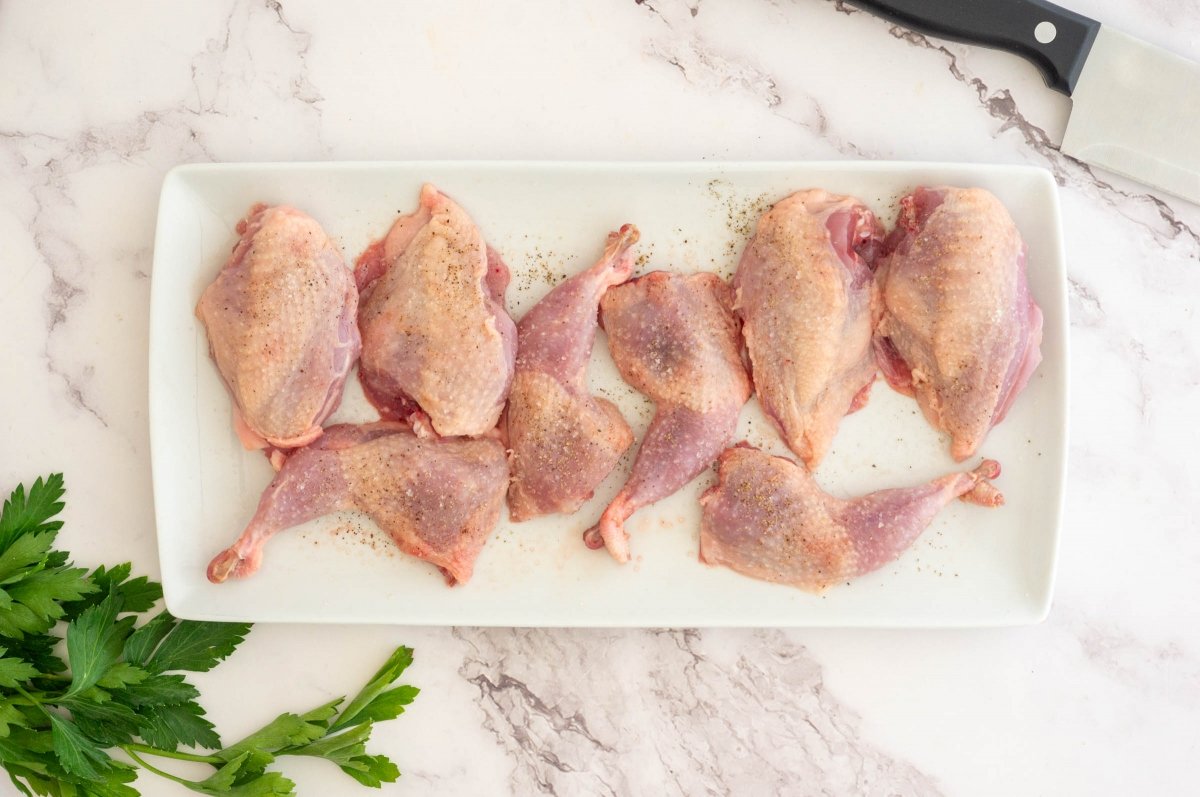 Codornices troceadas para hacerlas con pochas