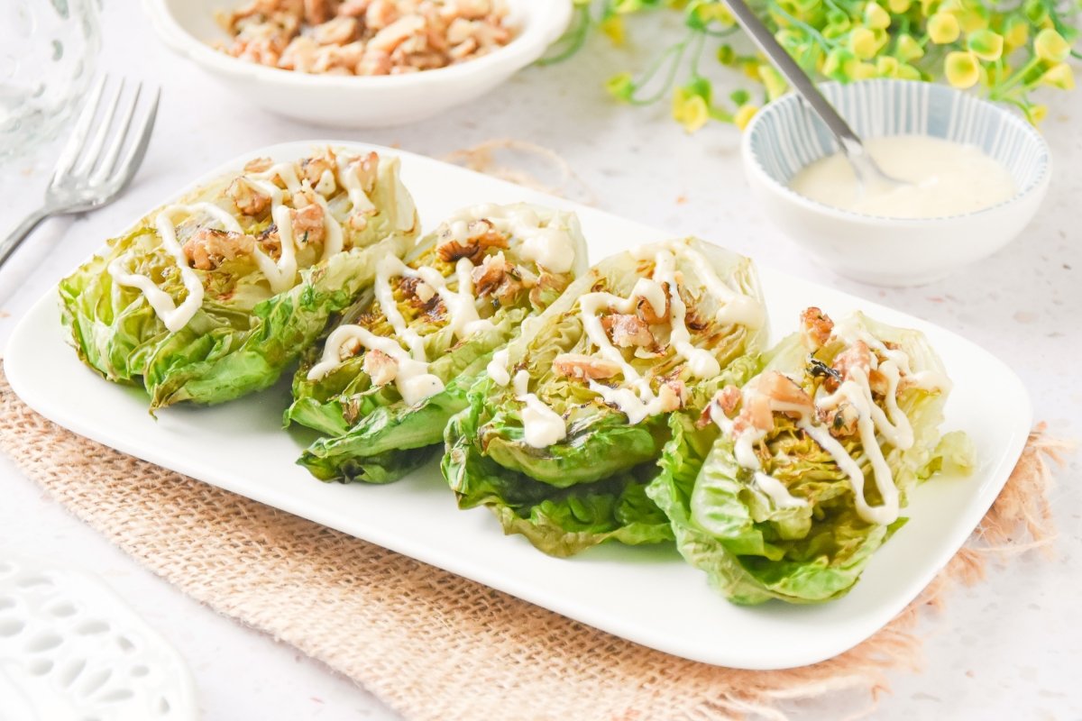 Cogollos de lechuga a la plancha listos para comer