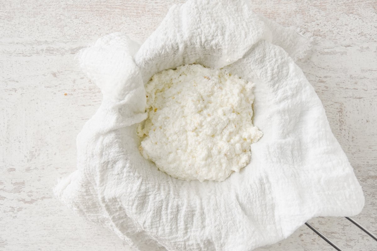 Colamos el cuajo sobre una gasa para preparar el queso ricotta