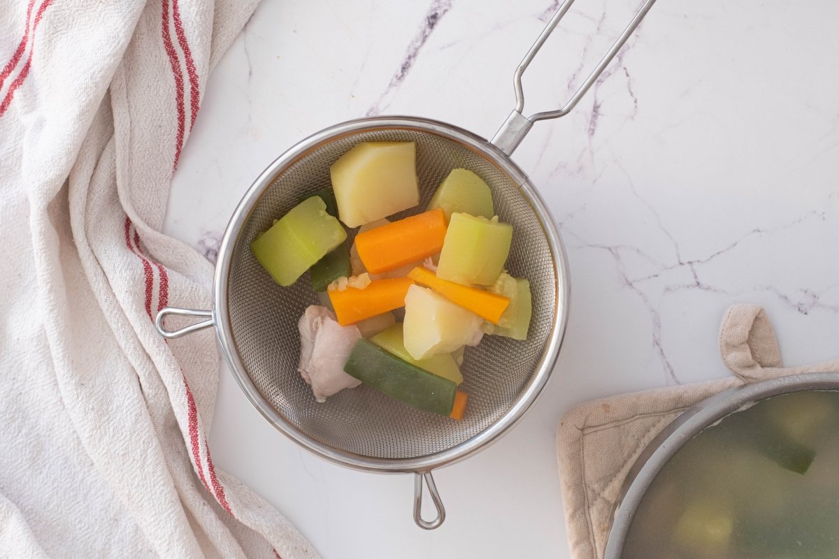 Colamos los ingredientes de la papilla de pollo y verduras