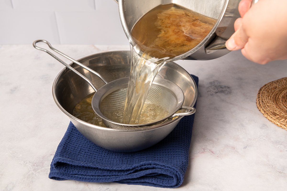 Colando el caldo dashi para la sopa de miso