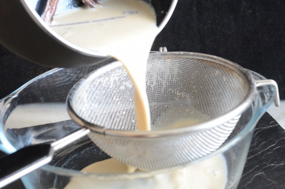 Colando la leche con la canela y la miel
