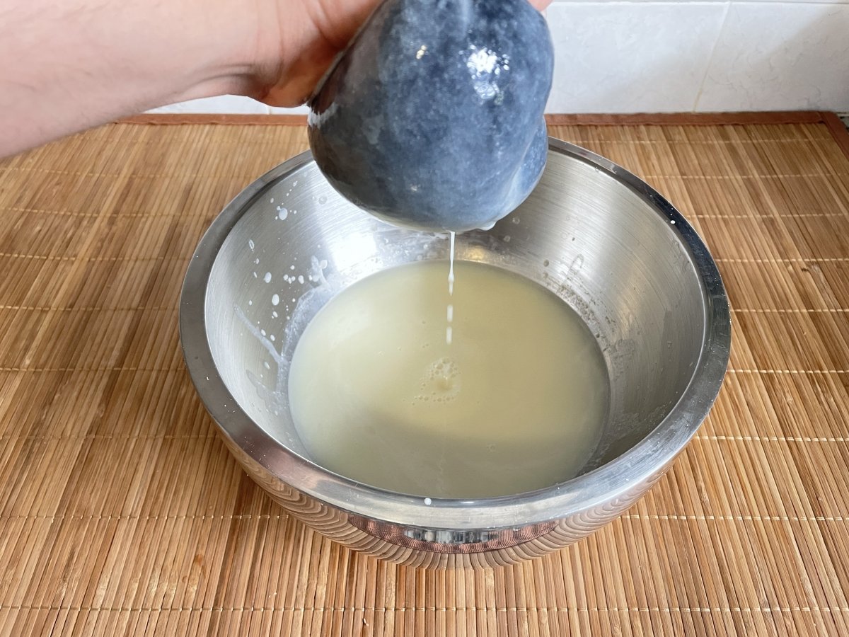 Colando la leche de quinoa con un trapo