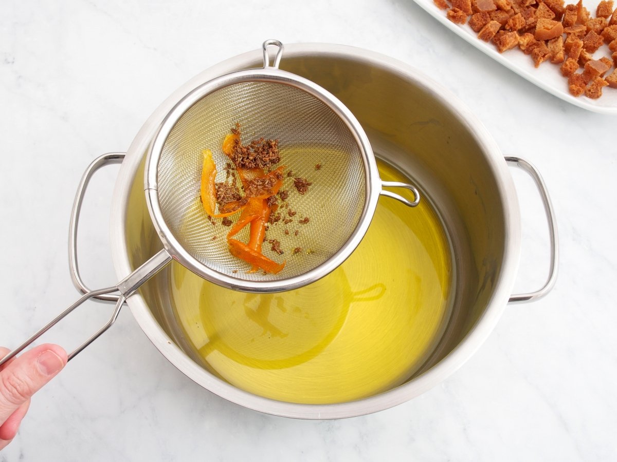 Colar el aceite aromatizado para las puches