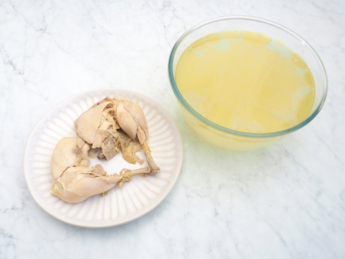 Colar el caldo y reservar la carne de pollo