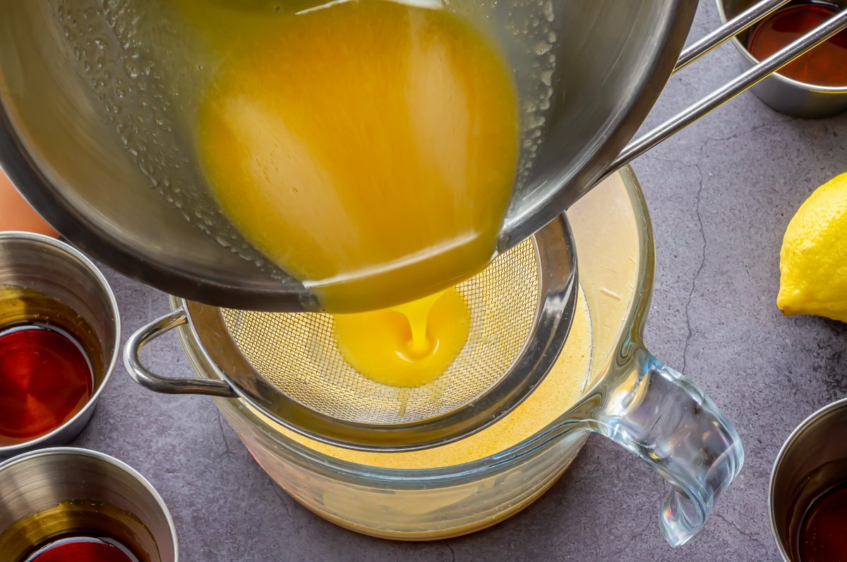 Colar la mezcla de huevos y almíbar