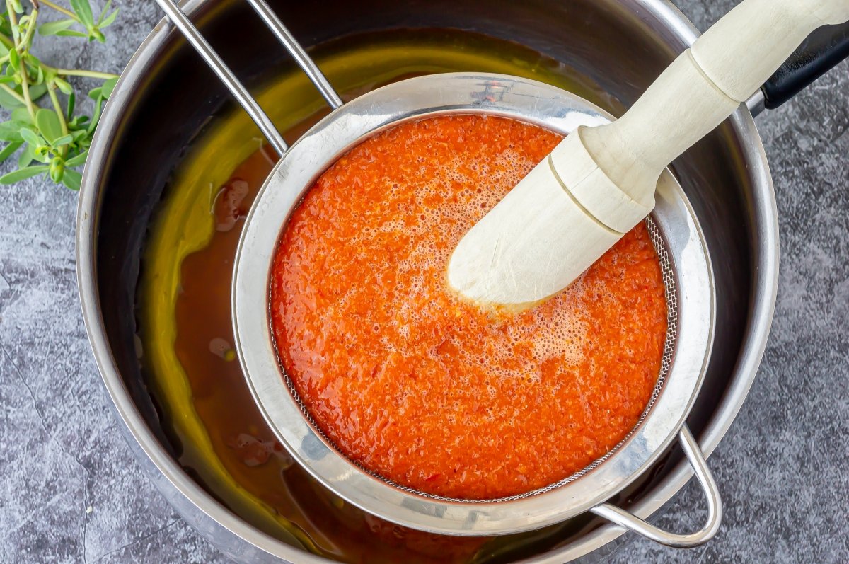 Colar la salsa para la sopa de verdolaga
