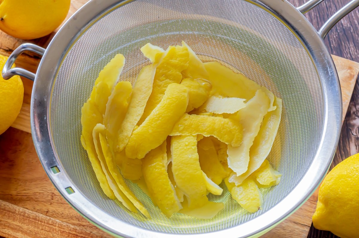 Colar las cáscaras de limón