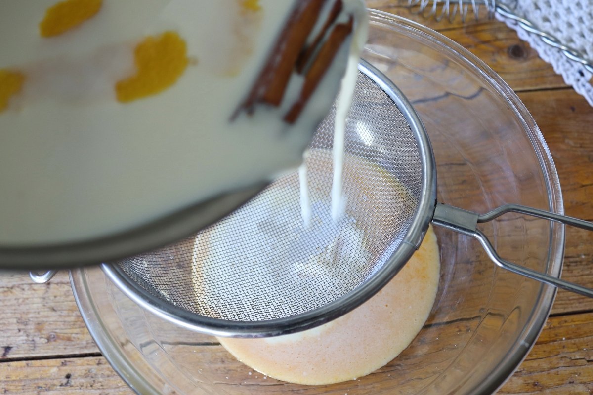 Filtrer la crème pâtissière au lait infusé