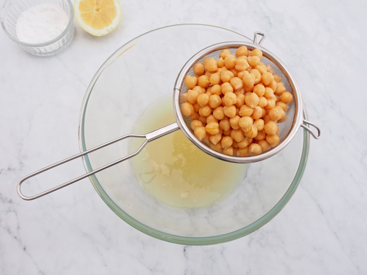 Colar los garbanzos para separar el aquafaba