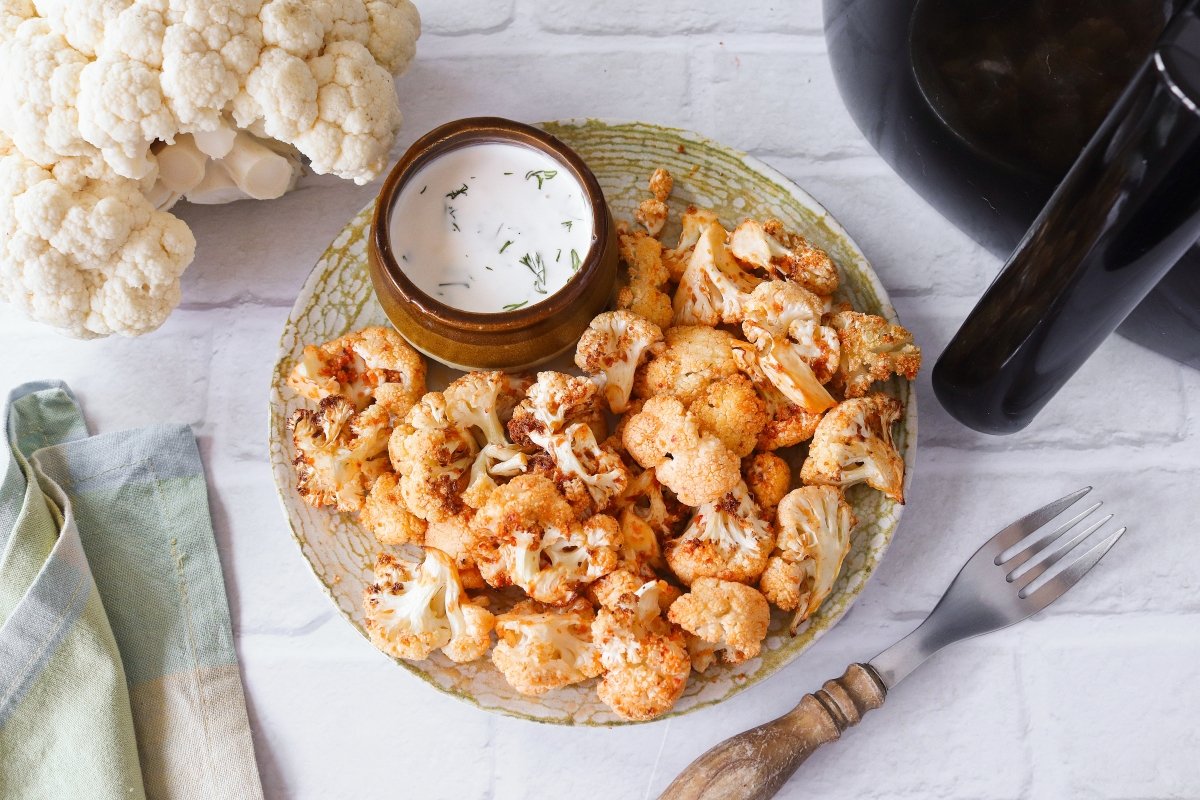 Coliflor con salsa de yogur en freidora de aire