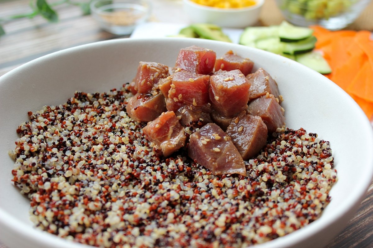 Colocación del atún marinado sobre la quinoa