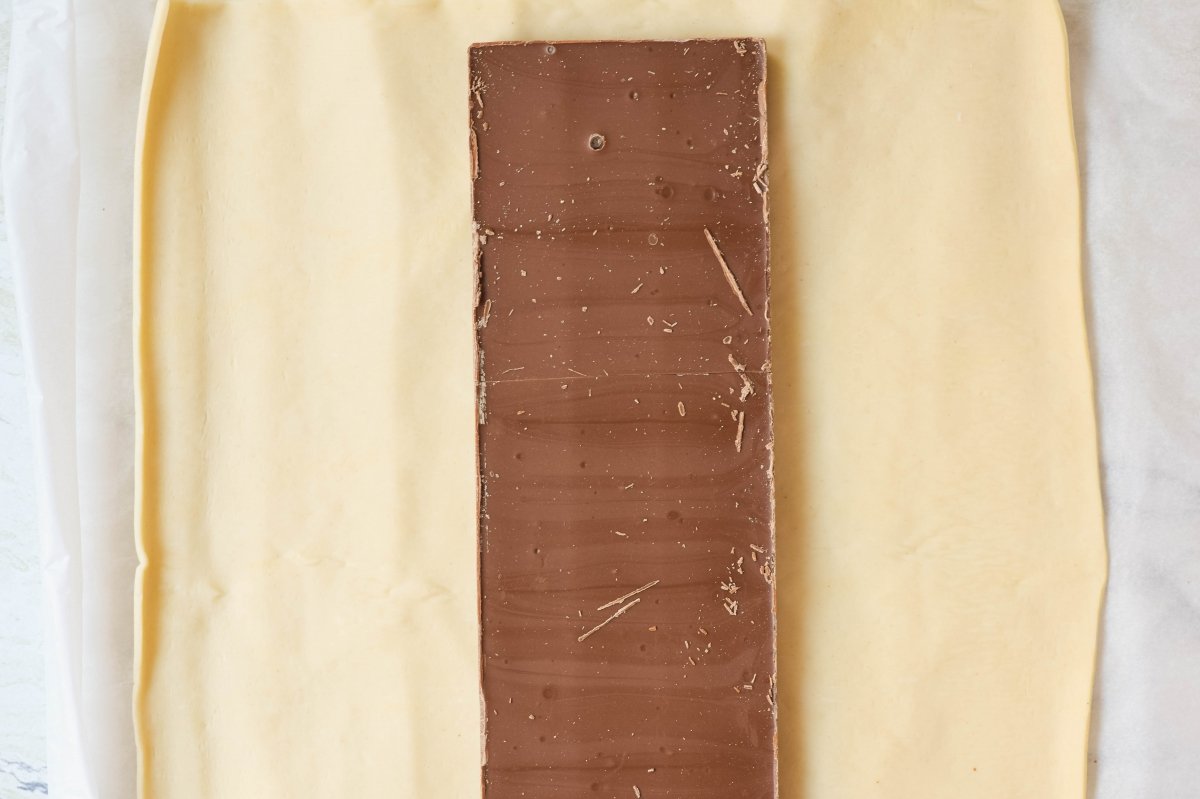 Colocamos el chocolate sobre el hojaldre de la trenza de hojaldre y chocolate