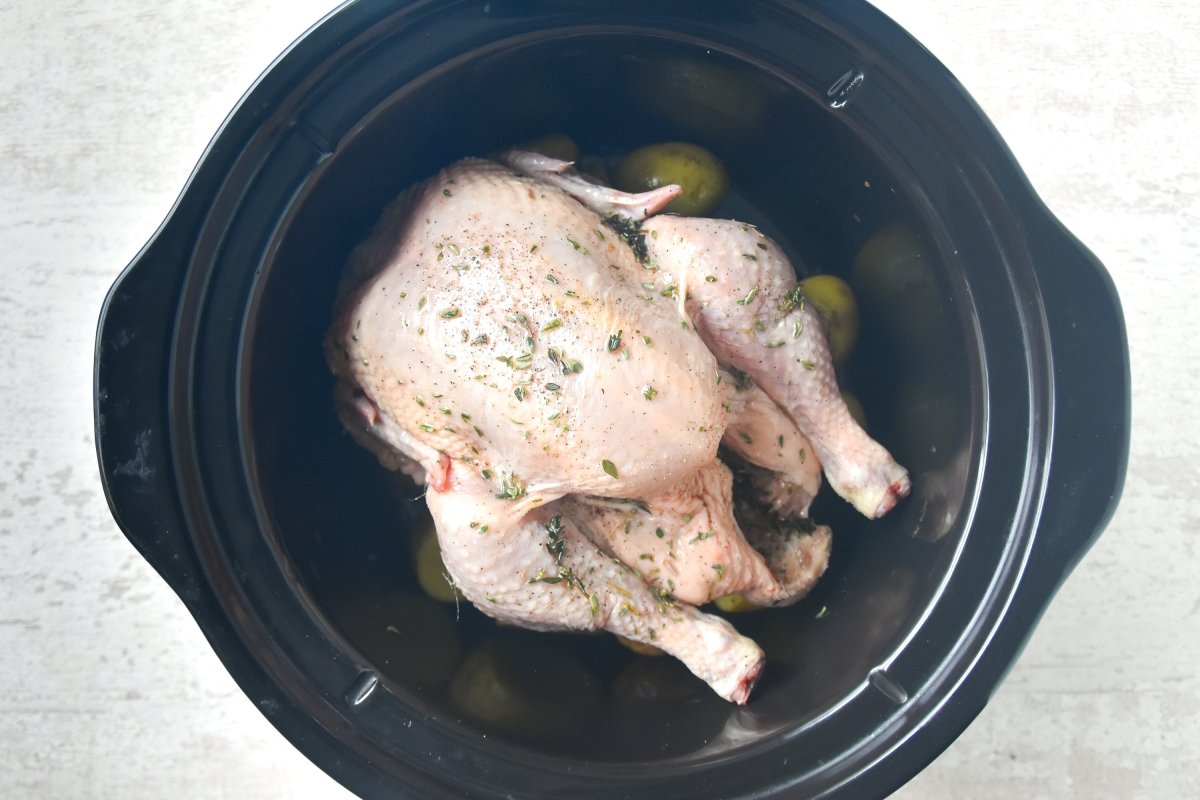 Colocamos el pollo encima de las patatas en la Crock Pot