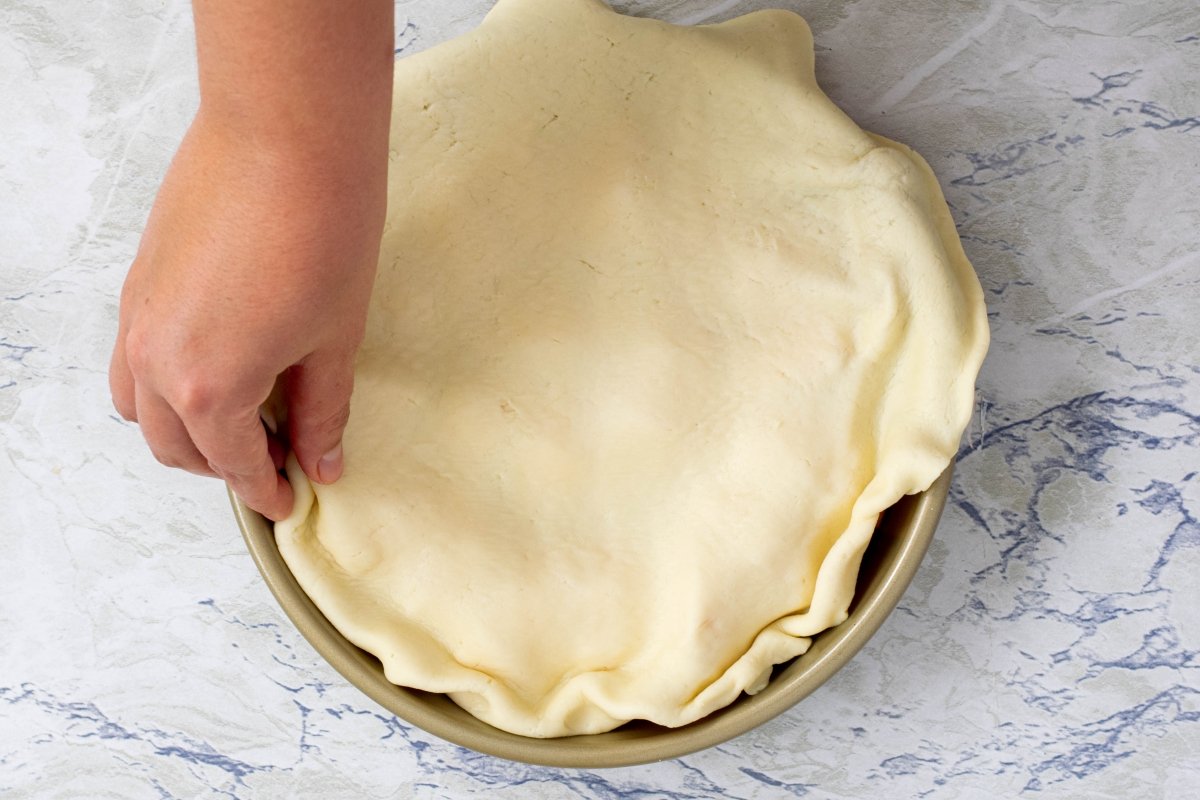 Place the dough for the peach tarte tatin