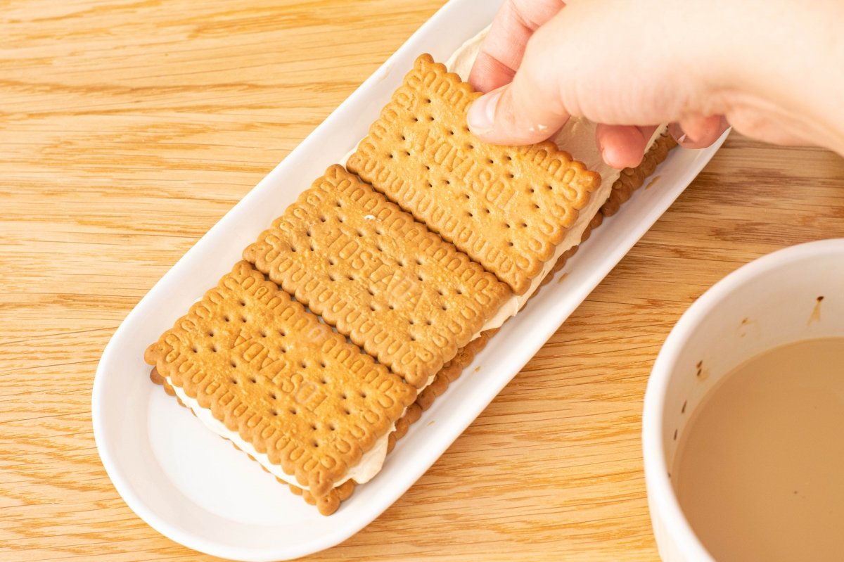 Colocamos la segunda capa de galletas de la tarta de galletas con crema de café