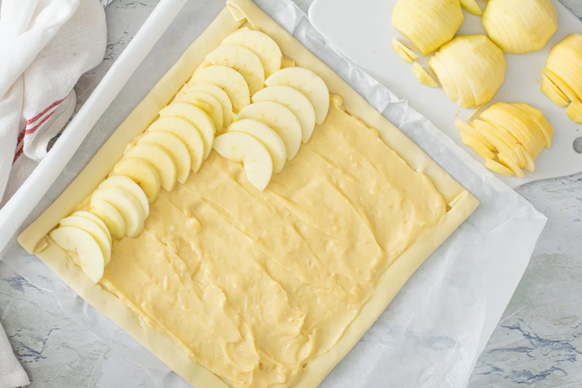 Colocamos las manzanas sobre la crema de la tarta de manzana y hojaldre con crema pastelera