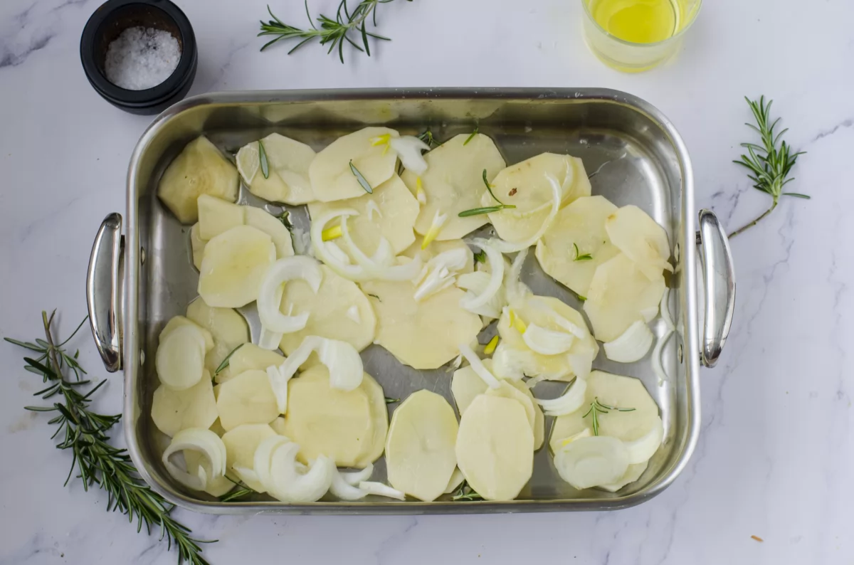 Colocamos las patatas en una fuente de horno