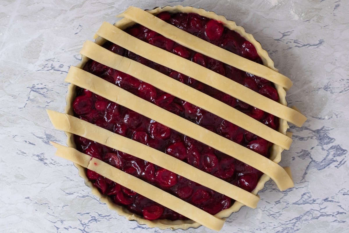 Place the strips of dough on the cherry pie or American cherry pie