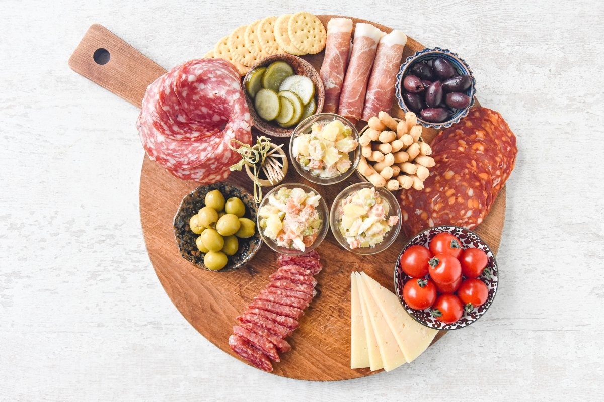 Colocamos los cuencos, el queso y las galletas saladas