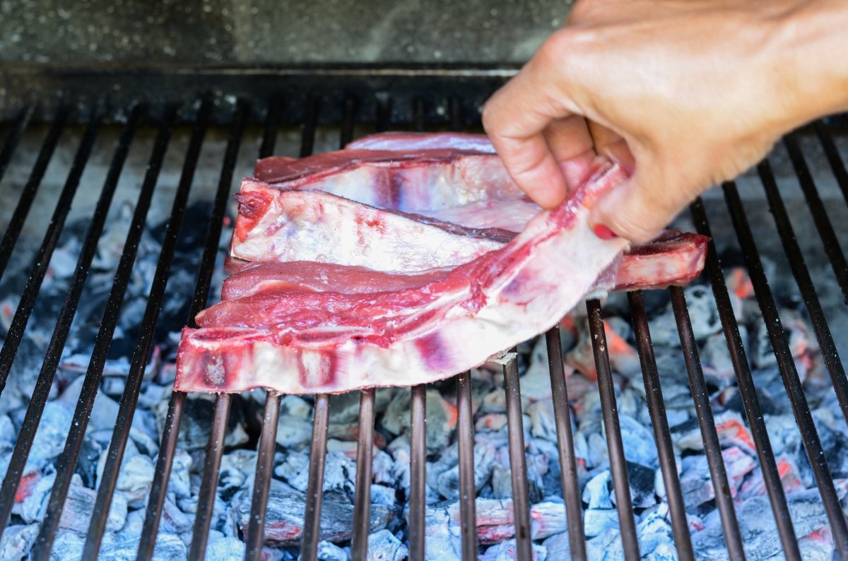 Colocando el churrasco de ternera en la parrilla