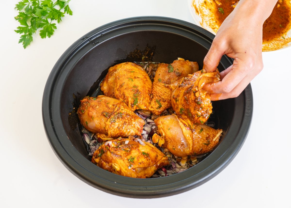 Colocando el pollo para hacer tajine de pollo