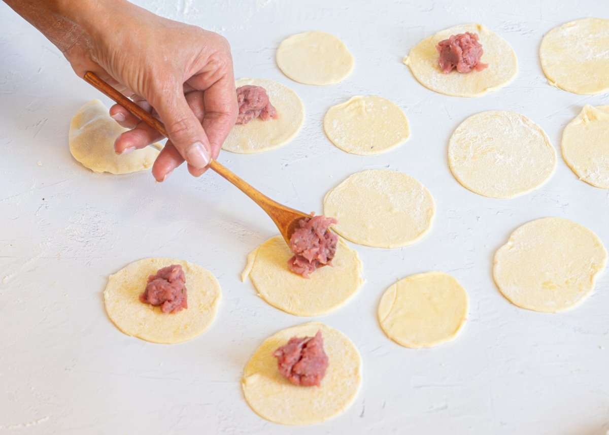 Colocando el relleno de los pelmeni