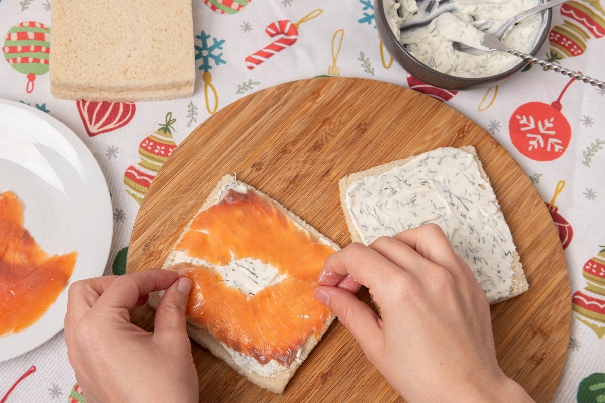 Colocando el salmón ahumado para los canapés de Navidad