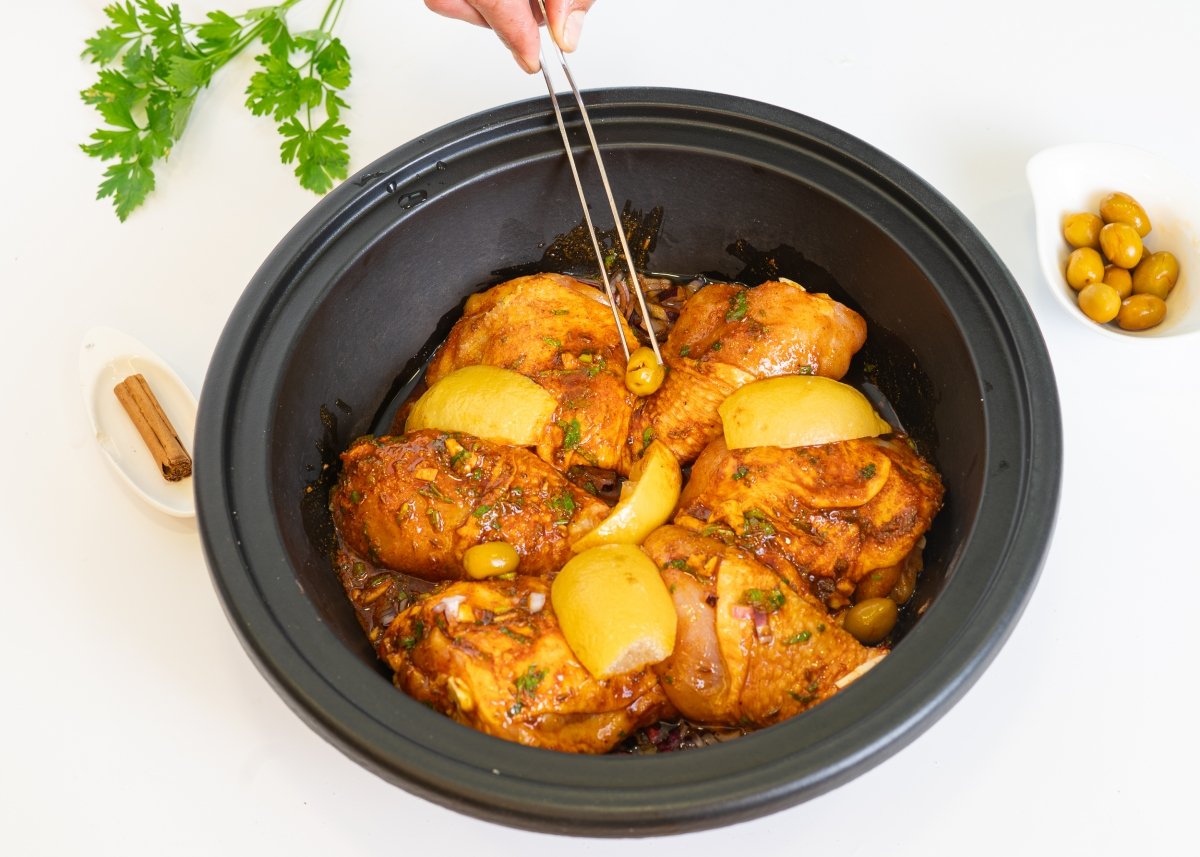 Colocando los ingredientes para hacer tajine de pollo