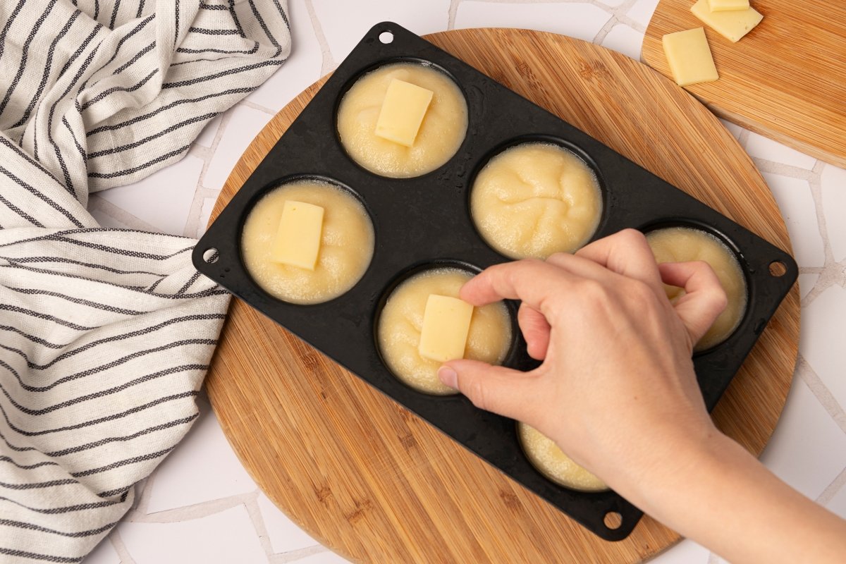 Colocando queso sobre el pastel de arroz al vapor