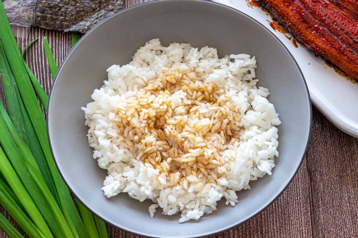 Colocar el arroz en los boles con el resto de la salsa
