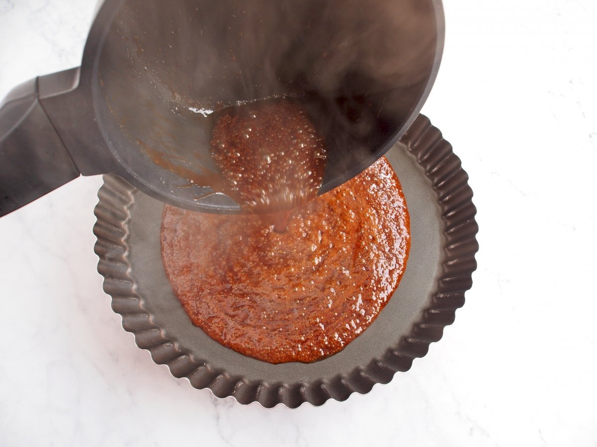 Colocar el azúcar caramelizado en el molde de la tarta Tatin de nísperos