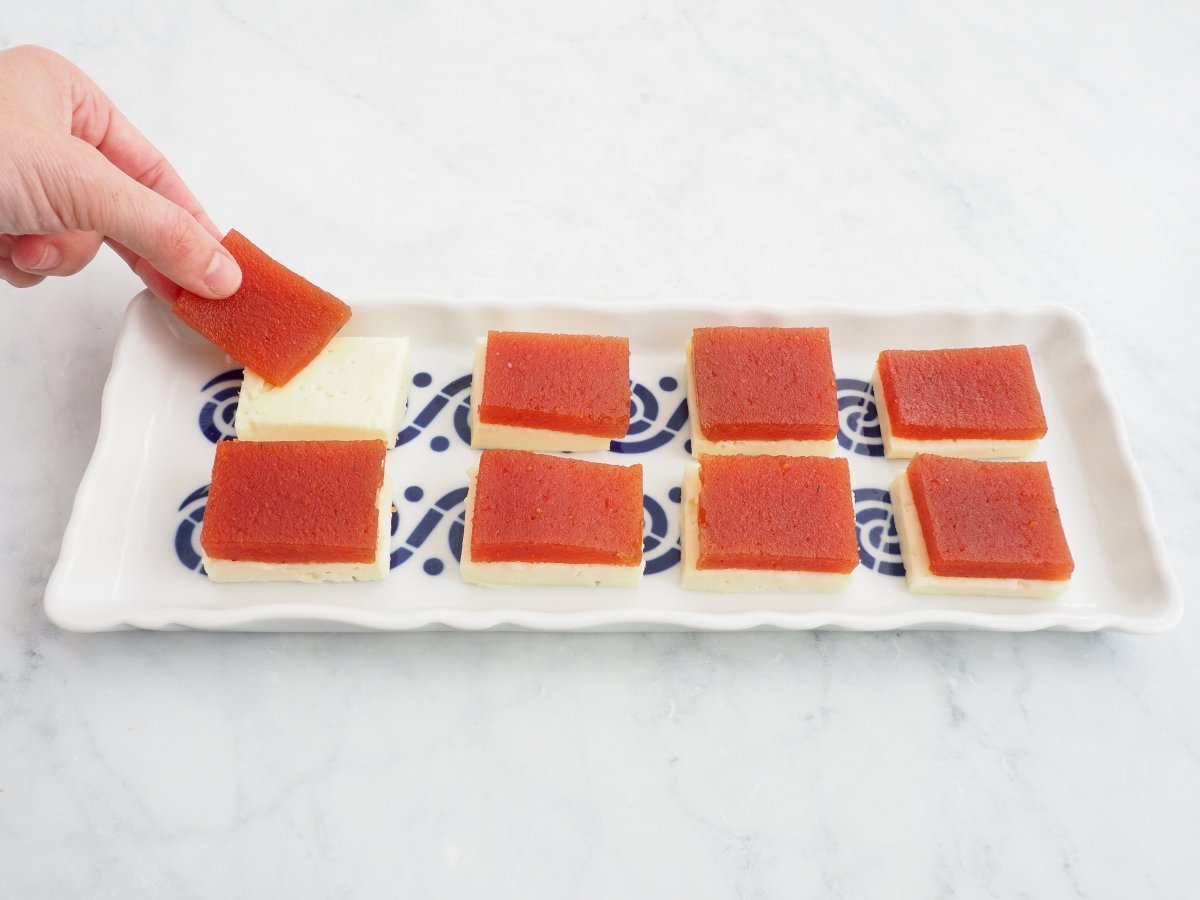 Colocar el membrillo encima del queso