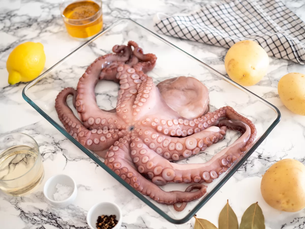 Pulpo al horno con patatas 2 Colocar el pupo en la bandeja para el pulo al horno con patatas