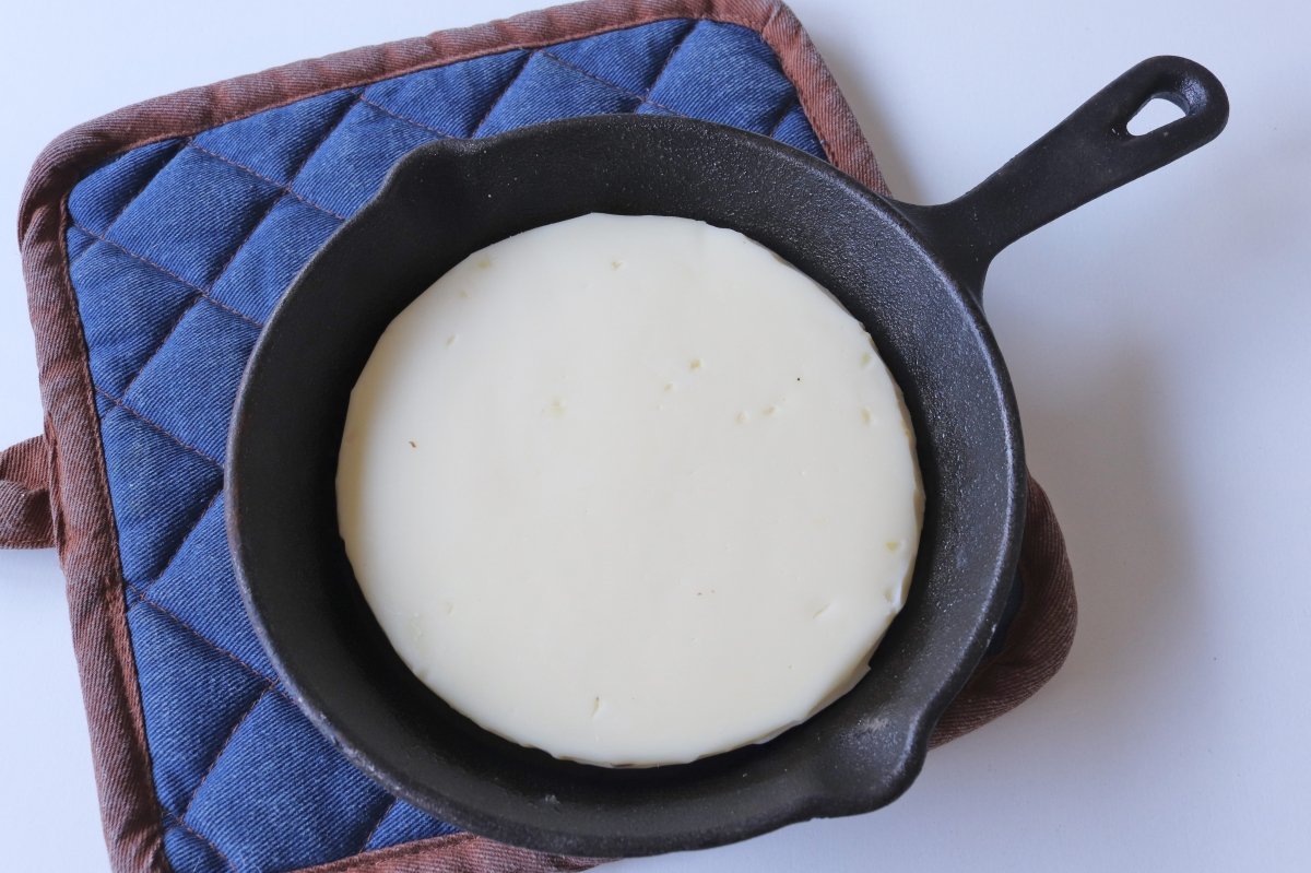 Colocar el queso en la sartén para hornear la provoleta