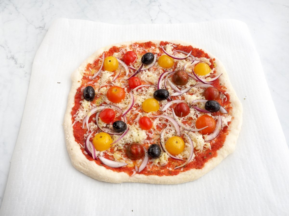 Colocar el resto de ingredientes de la pizza primavera