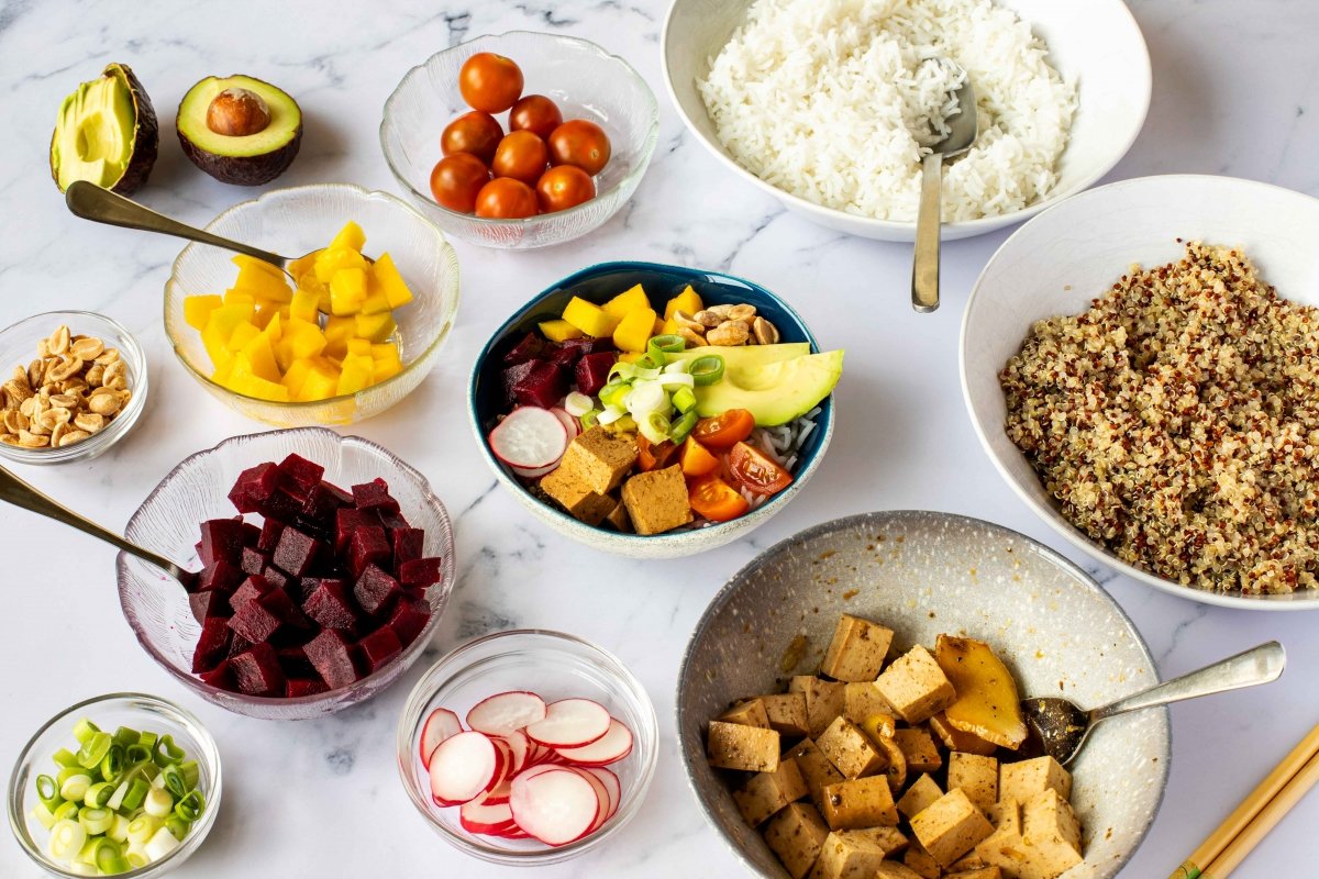 Colocar el resto de ingredientes sobre la quinoa y el arroz para el poke bowl vegano