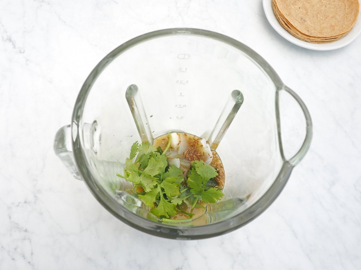 Colocar en la batidora los ingredientes de la salsa verde