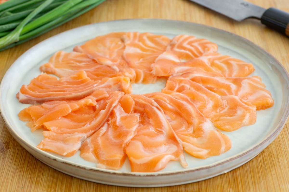 Colocar en platos el usuzukuri de salmón