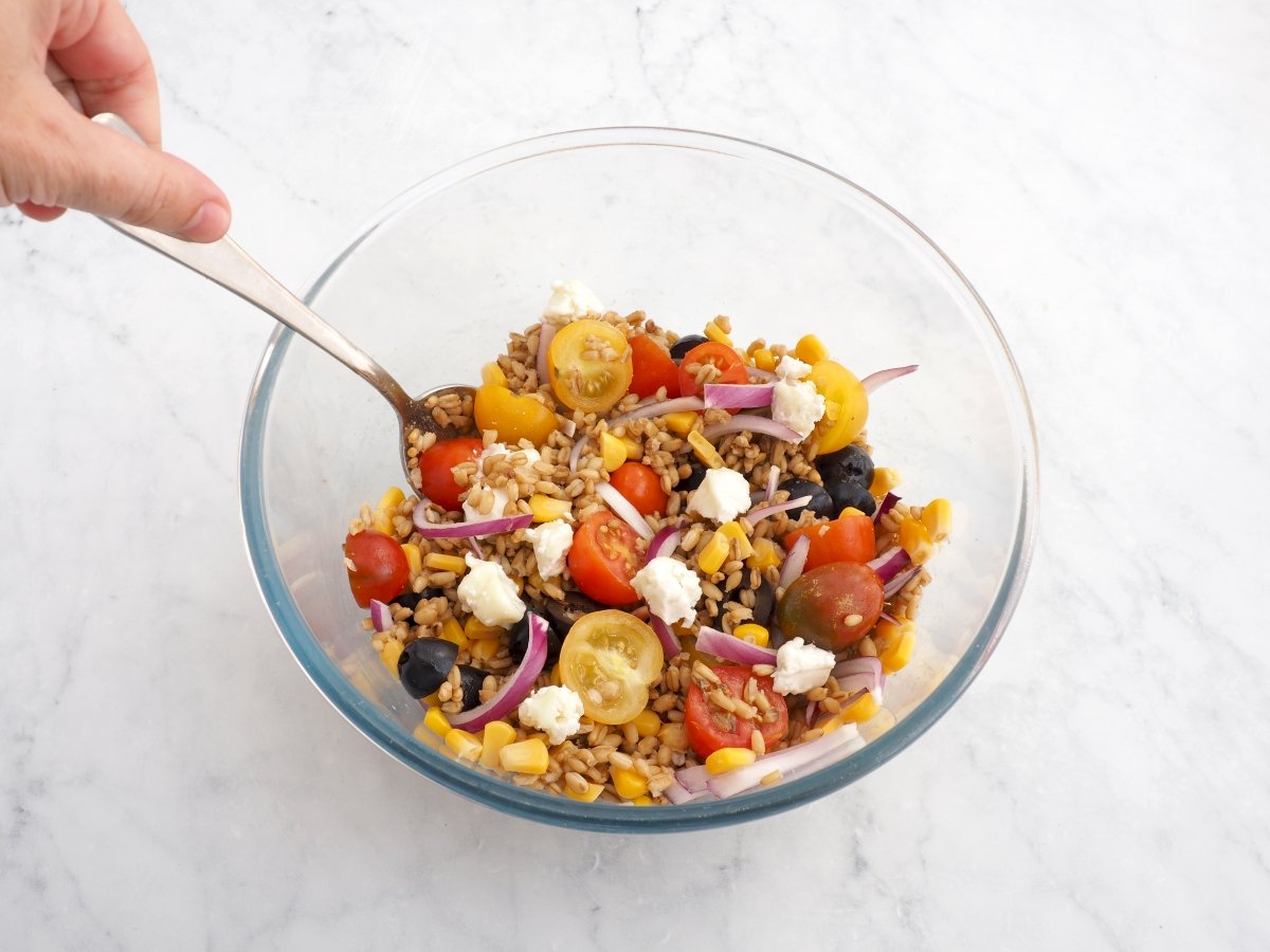 Colocar en un bol los ingredientes de la ensalada