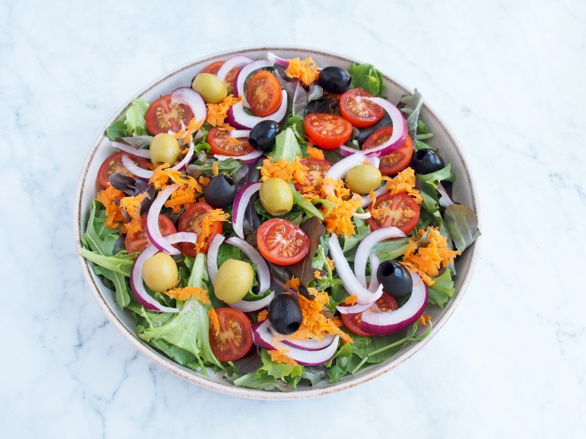 Colocar en un plato los ingredientes de la ensalada mediterránea